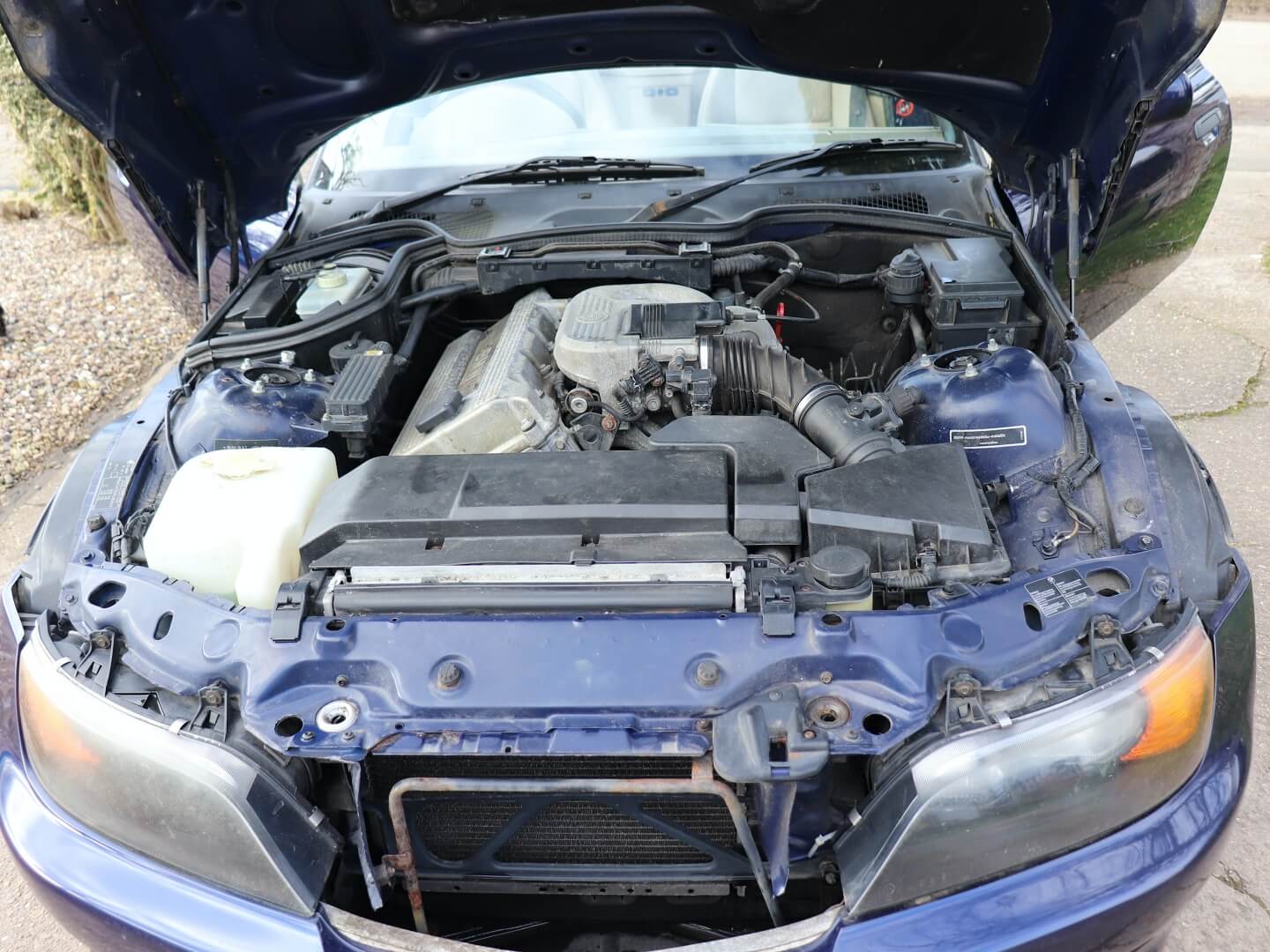 Motorraum des BMW Z3